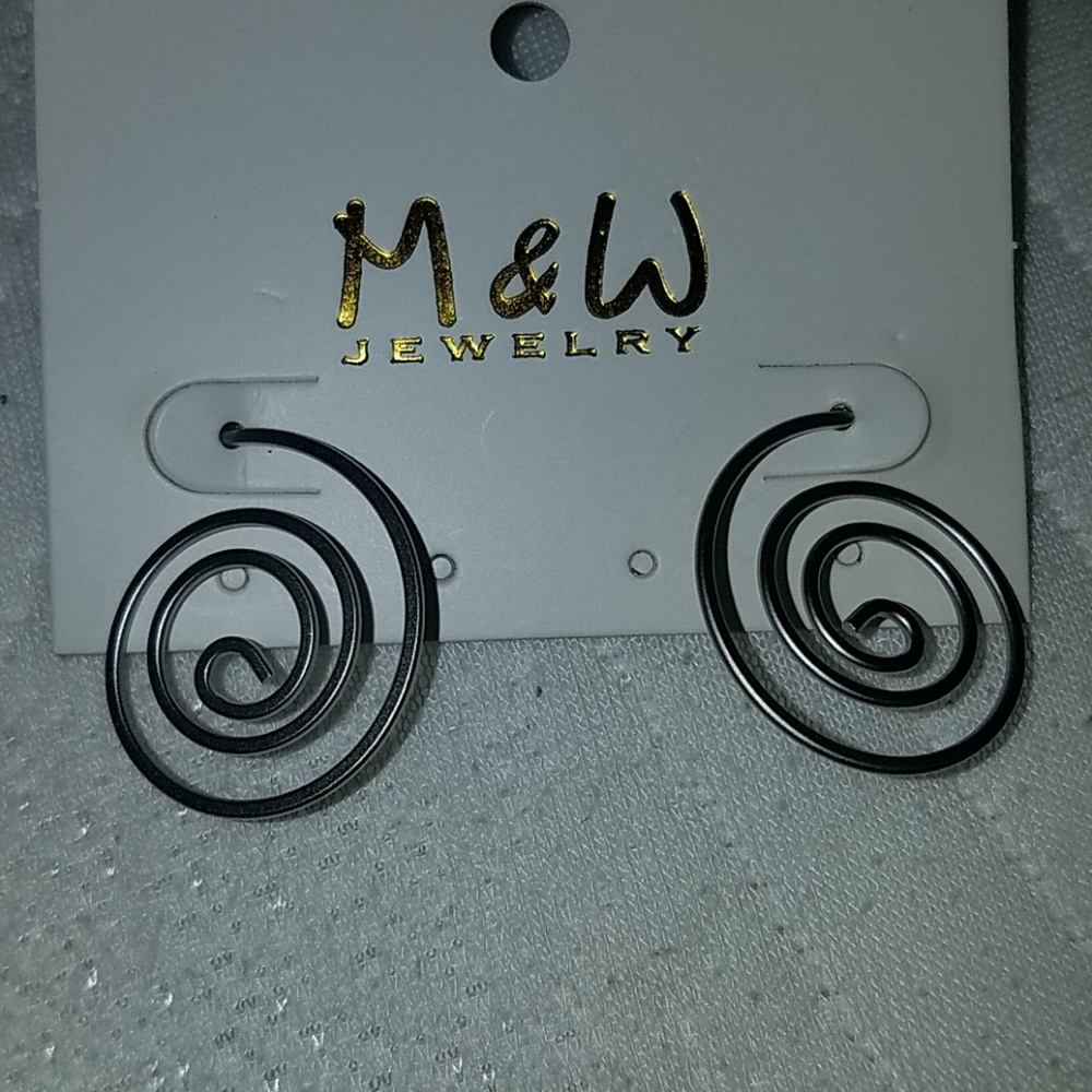 M & W silver spiral stud
